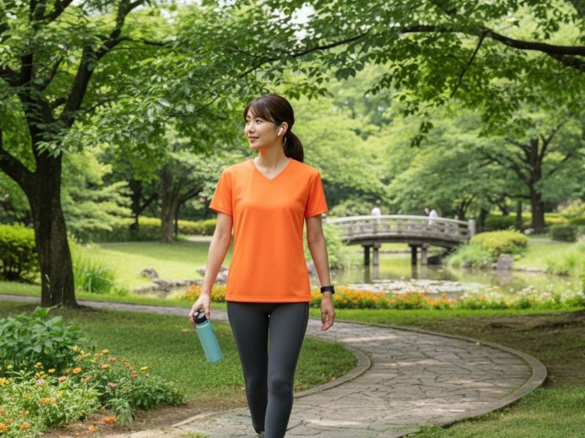 4.4オンスドライVネックTシャツ（着用例）